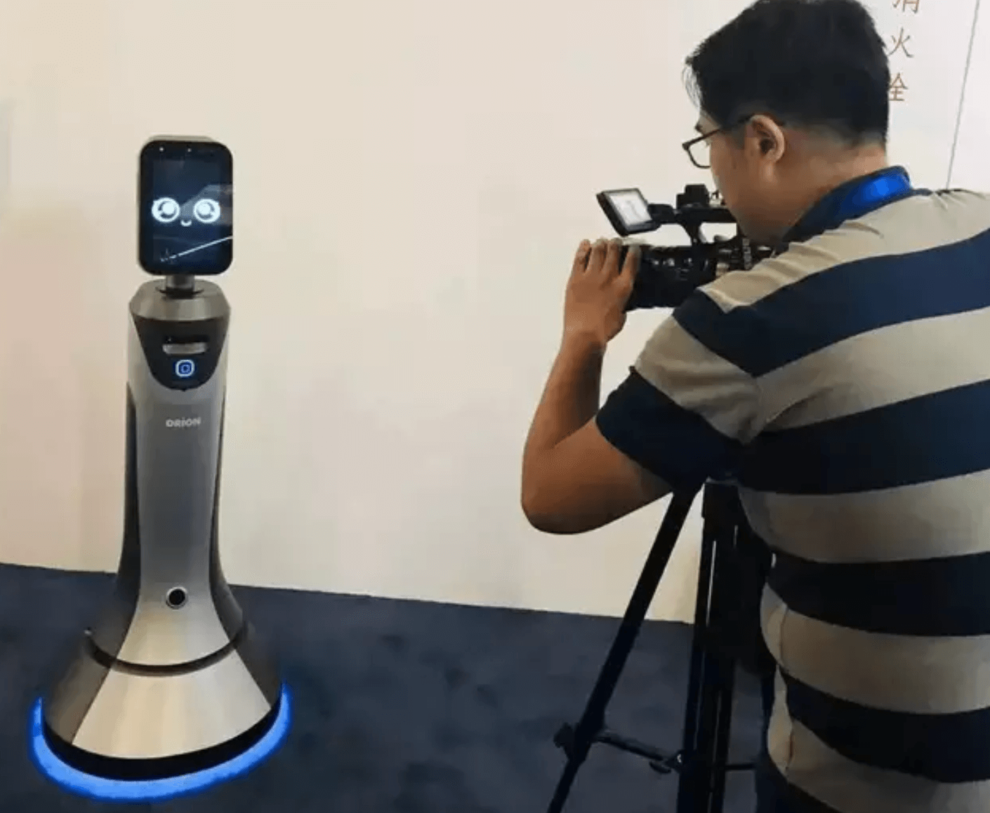 豹小秘閃耀上海人工智能大會 顏值與智慧并存的機器人服務新標桿